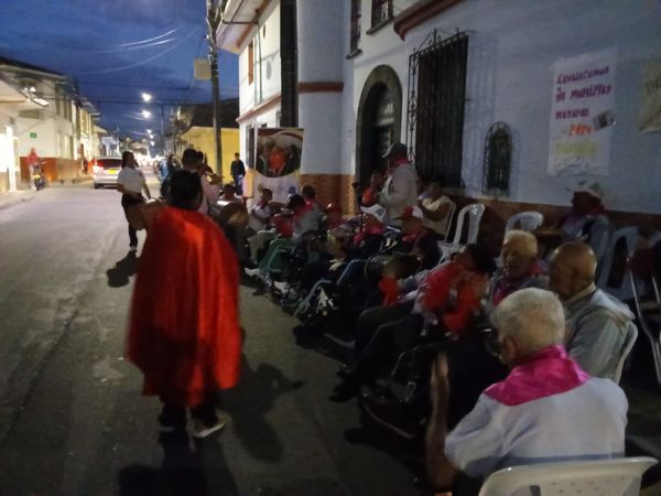 Los abuelos y abuelas del hogar San Vicente de Paul compartieron una 'chocolatada' con los habitantes del barrio San Camilo