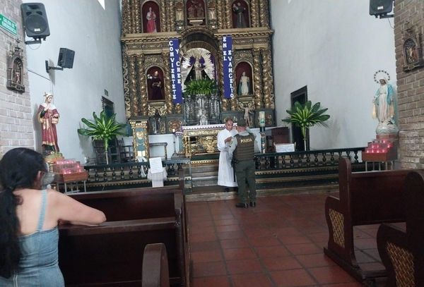 Policías brindan seguridad en las iglesias del centro histórico de Popayán