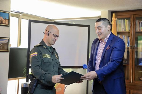 Gobernador del Cauca, Octavio Guzmán, recibe reconocimiento de la Policía Nacional