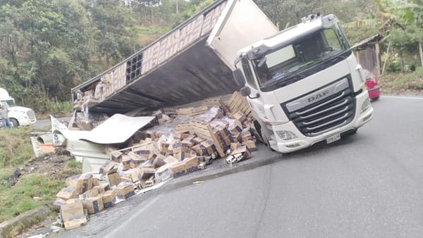 Camión cargado de cerveza se volcó en la vía Panamericana al sur del Cauca