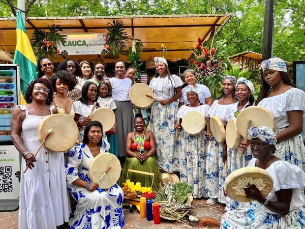 Portadoras de la tradición lideran el stand del Cauca en la Zona Verde de la COP16