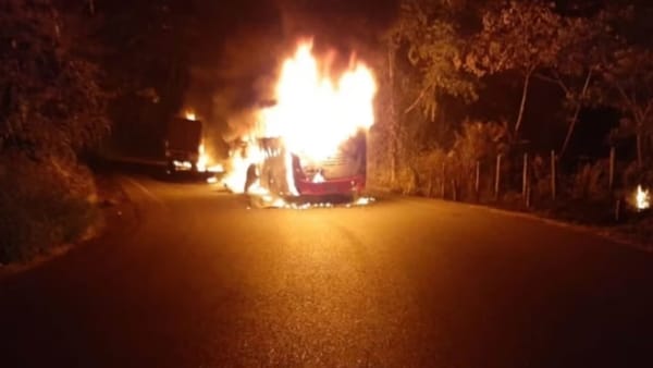 Vehículo de pasajeros intermunicipal terminó incinerado en la vía Popayán-Pasto