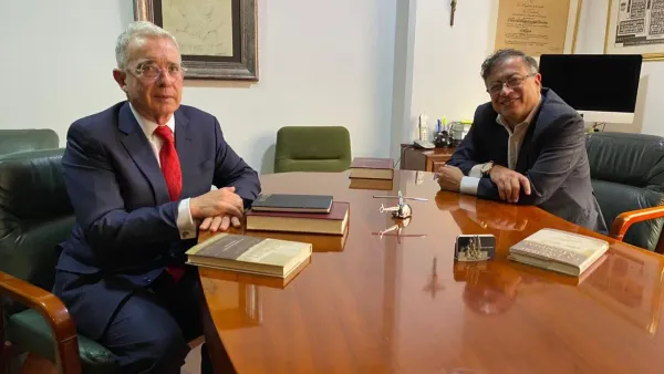 Duro enfrentamiento entre Álvaro Uribe y Gustavo Petro por la reforma laboral