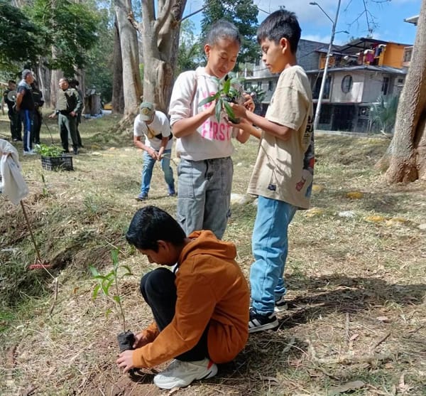 AAPSA trabajó con la comunidad de Tomás Cipriano de Mosquera en jornada de mantenimiento de la zona de protección del río Ejido.