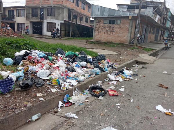 Basuras y basuras sobre la vía que separa a los barrios Bello Horizonte y El Paraíso, al norte de Popayán