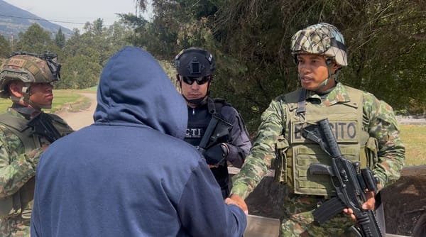 Tres alzados en armas se rindieron entre la tropa y se entregaron