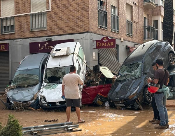 El pueblo salva al pueblo: 15.000 voluntarios se vuelcan en Valencia para ayudar a los damnificados por el temporal  DANA