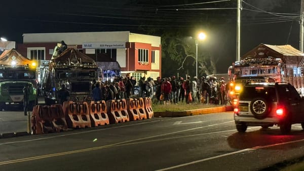 Bloqueada la vía Panamericana: llegaron campesinos del Cañón del Micay