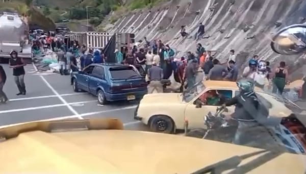 (Vídeo) Así saquearon camión accidentado y cargado de gaseosas: nadie ayudó al conductor