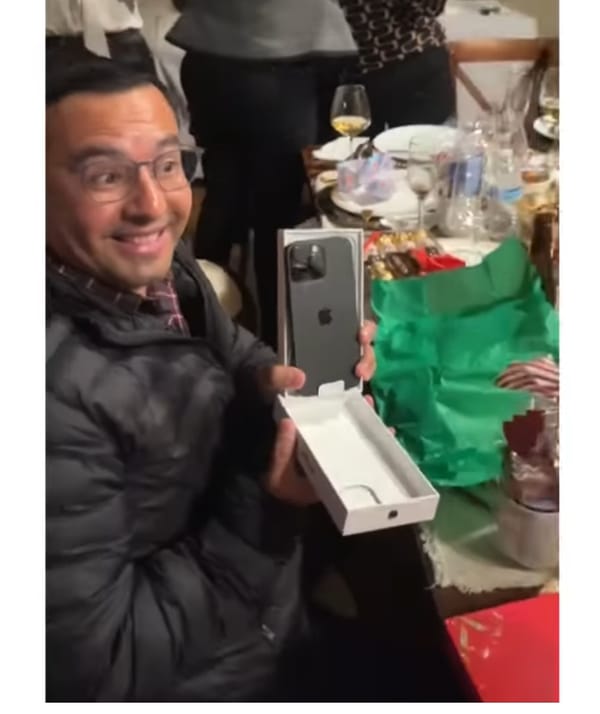 Viral: Empleados reciben un iPhone 16 Pro Max en posada navideña