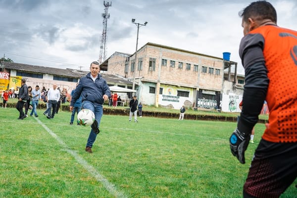 Alcaldía entrega renovada cancha a habitantes del barrio El Placer