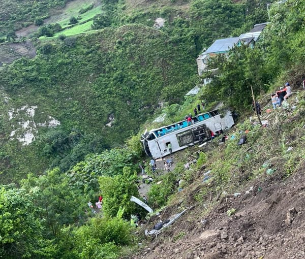 Bus intermunicipal cayó a un abismo: más de diez personas perdieron la vida