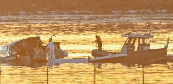 Recuperan cadáveres, luego un avión de pasajeros de American Airlines chocara con un helicóptero militar y ambos después cayeran al río Potomac