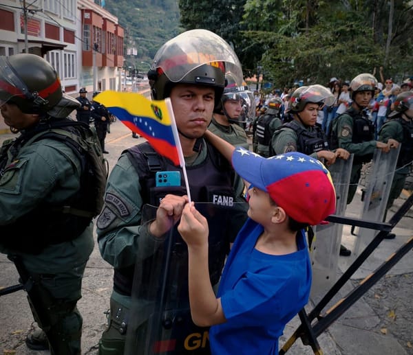 Convulsión política en Venezuela:  opositores se enfrentan a los oficialistas en las calles