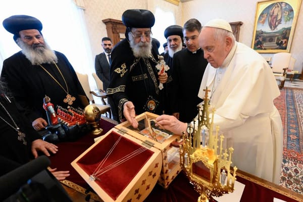 El Papa responde al tratamiento médico, pero no está fuera de peligro