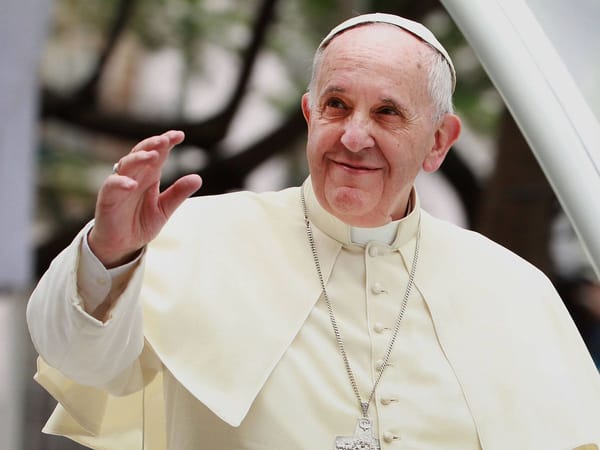 El papa Francisco tuvo una “ligera mejora”, pero continúan las plegarias