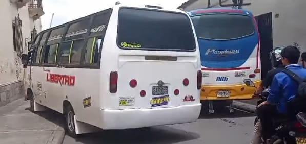 Buseta varada en pleno andén del centro histórico de Popayán, una muestra más del caos vial que vive la ciudad