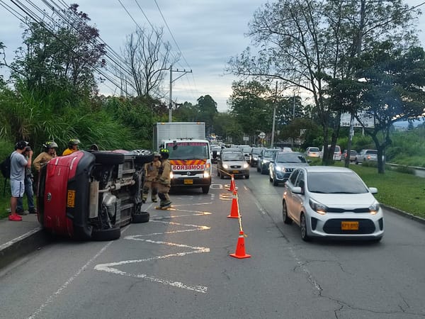 Bomberos atendieron volcamiento  de un carro en Popayán: dos heridos