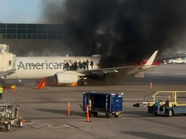 Pánico por incendio de avión en Colorado, Estados Unidos; el humo cubrió todo el aeropuerto