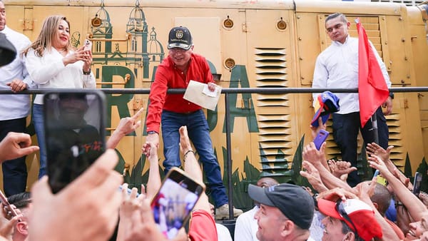 Mañana espero a millones de colombianos, multiplicados por cien, en las plazas para luchar por la Consulta y los derechos de la gente: presidente Petro