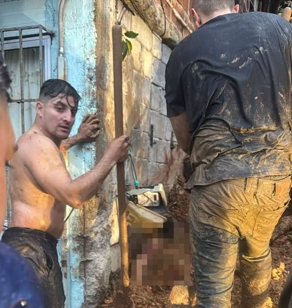 Cinco personas murieron en Sabaneta tras una avalancha en zona rural, luego de que las fuertes lluvias desbordaran la quebrada La Doctora