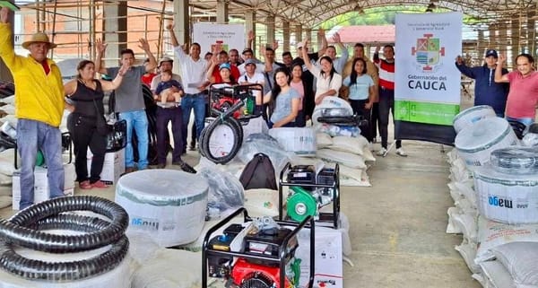 Gobernación del Cauca entrega herramientas e insumo a campesinos de Caldono