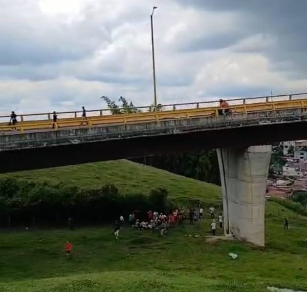Accidente en el Puente Helicoidal de Calarcá deja hasta el momento once personas fallecidas y varios heridos