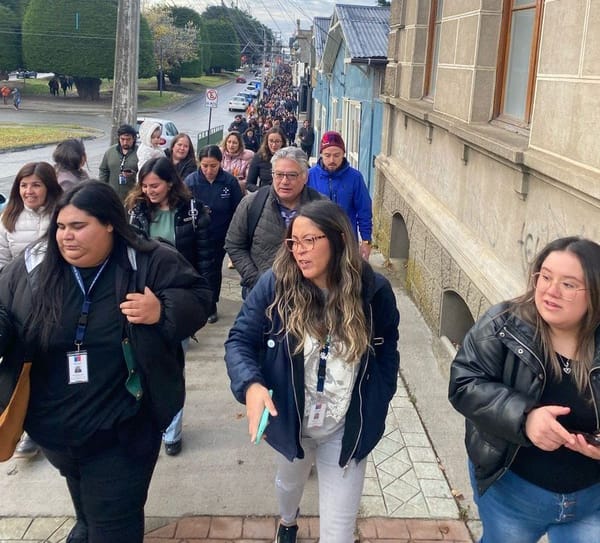 En Chile,  autoridades explican que se reduce de alerta y que eventual tsunami puede tener olas de "noventa centímetros"
