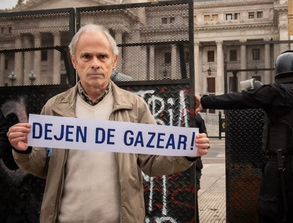 Jubilados de la Argentina vuelven a ser víctimas de la represión policial ordenada por Javier Milei