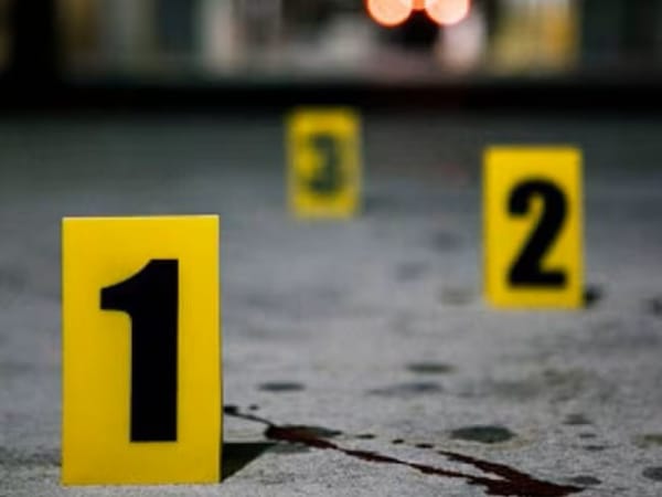 Encuentran muerta y enterrada a mujer en el patio de una casa