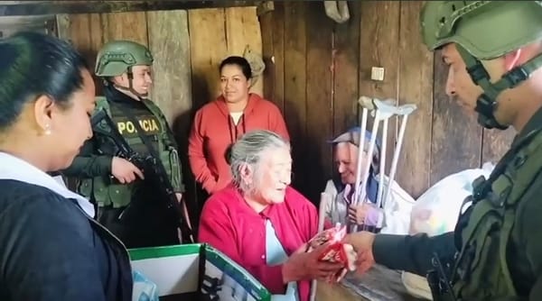 Policía Nacional y comunidad de Santa Rosa se unen para brindar ayuda a una adulta mayor