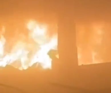Dios es grande, niña sobrevive a demencial bombardeo de Israel contra una escuela en Gaza