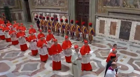 Cardenales arrancaron con la procesión hacia la Capilla Sixtina para elegir al nuevo Papa, con la celebración del Cónclave