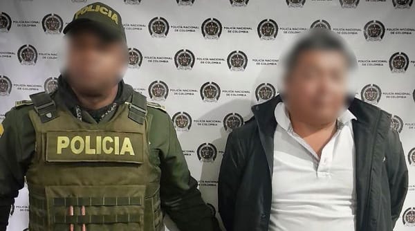 Le hicieron una broma, no la toleró, los agarró a golpes y la Policía lo capturó