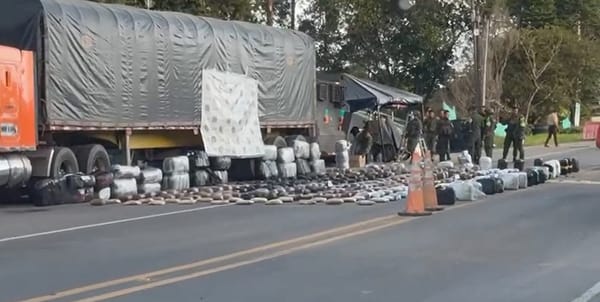 Incautan cargamento de droga camuflada en botellas de agua en la vía Panamericana