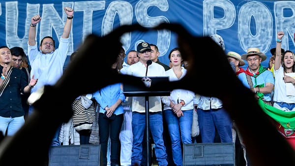 Petro firma decreto para Consulta Popular y asegura que respetará el resultado