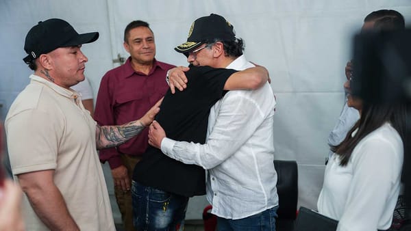 ‘Sentí su corazón latiendo en mi pecho’: la historia detrás del perdón del presidente Gustavo Petro a un joven que lo amenazó en Medellín