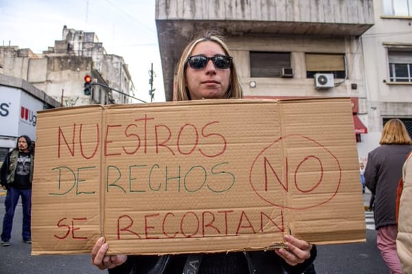 Miles de argentinos se movilizan  contra las políticas de recorte fiscal del presidente Javier Milei