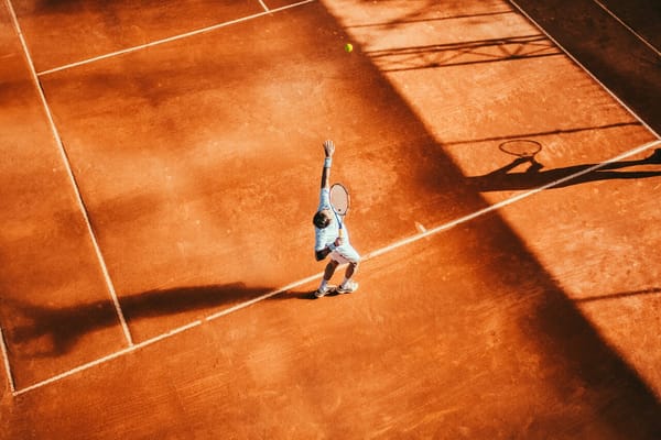 ¿Quiénes son los tenistas españoles con el saque más fuerte en el circuito ATP?