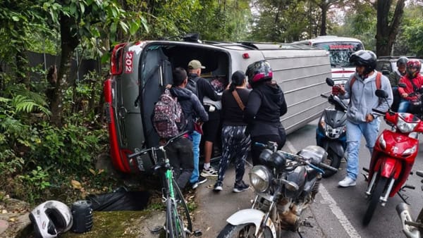 Caos en la vía Panamericana por volcamiento de buseta en el norte de Popayán