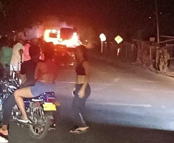 Una mujer murió tras ataque con explosivos contra la subestación de Policía de El Estrecho