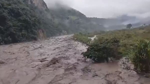 Impactante: creciente del río Páez arrastra a mujer y amenaza con destruir puente en Avirama