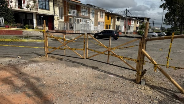 En Popayán cierran una vía pública con puertas, cadenas y silencio oficial