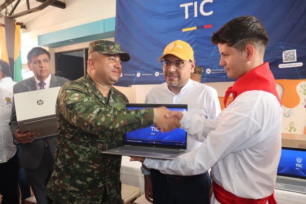 Conectando sueños: el Ejército Nacional apoyó la entrega de 950 computadores en el Cauca