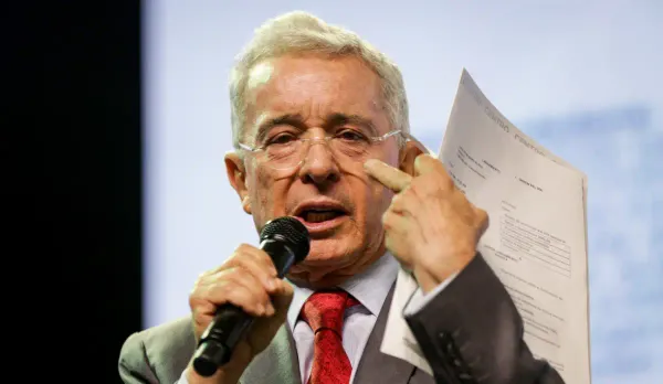 El investigado expresidente Álvaro Uribe busca aspirar a la vicepresidencia, confirmó su hijo Tomás Uribe