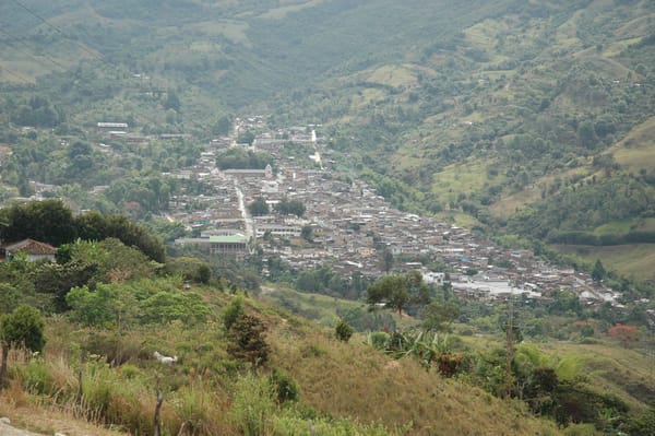 Dos personas muertas y otra más herida en los combates entre el ELN y las disidencias de las Farc en Bolívar, Cauca