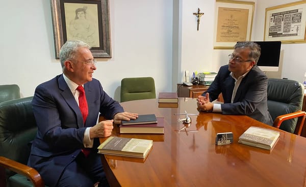 Uribe llama “sicario moral” a Petro y este responde con dos fotos que incendiaron las redes