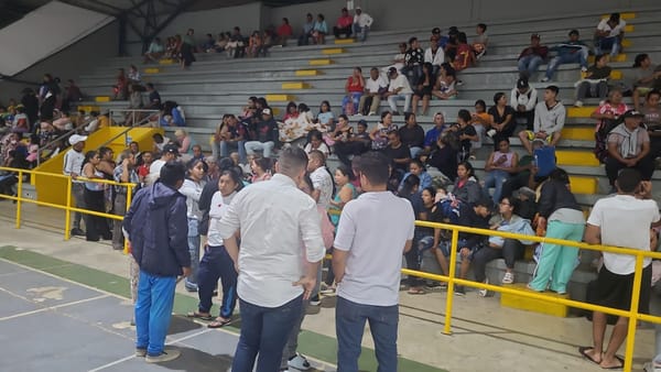 Campesinos huyen del infierno de la guerra en zona rural de Jamundí y se refugian en un coliseo