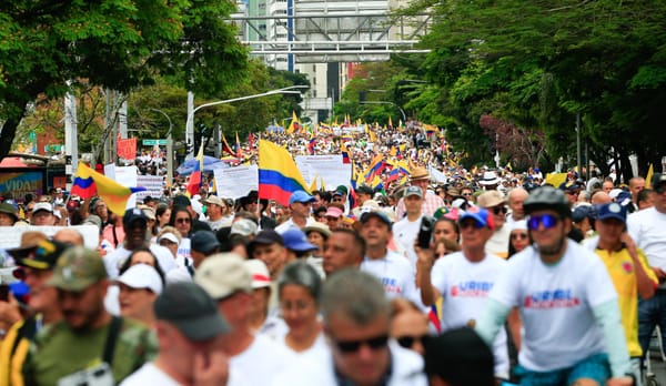 Cientos de uribistas marcharon en Medellín en apoyo al hoy condenado Álvaro Uribe Vélez