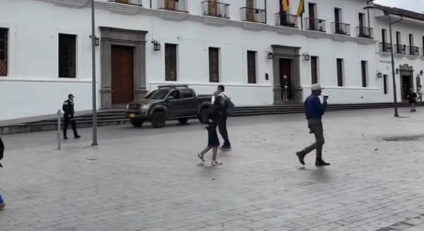 Conductor se ganó un comparendo por transitar “como si nada” por el Parque Caldas